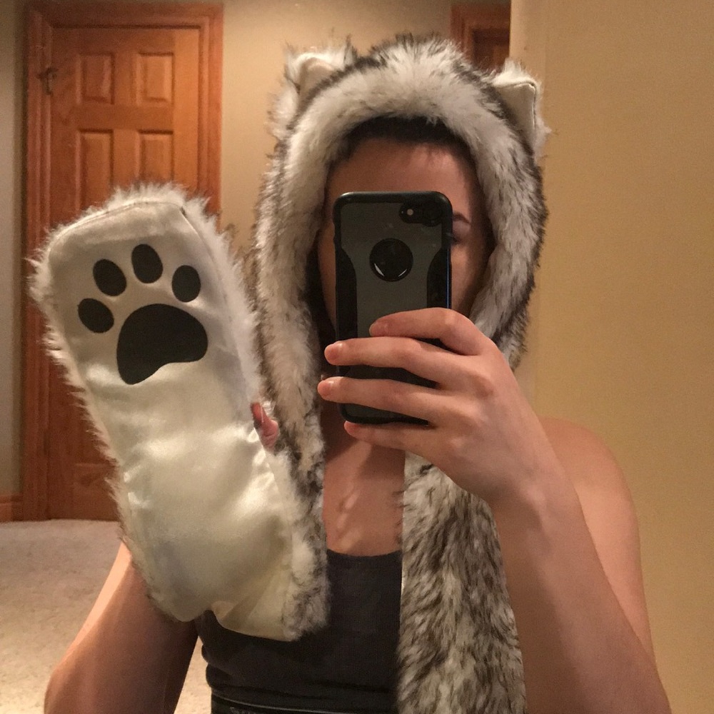 NWT Wolf hat w/ paws
